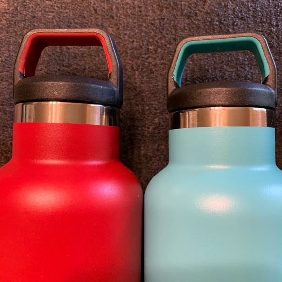 (2) 26 oz. RTIC Water Bottles & (2) Pull Tops - Picture 4 of 8